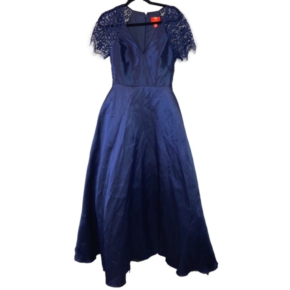 MONIQUE LHUILLIER
Lace Sleeve A Line Ball Gown size 4